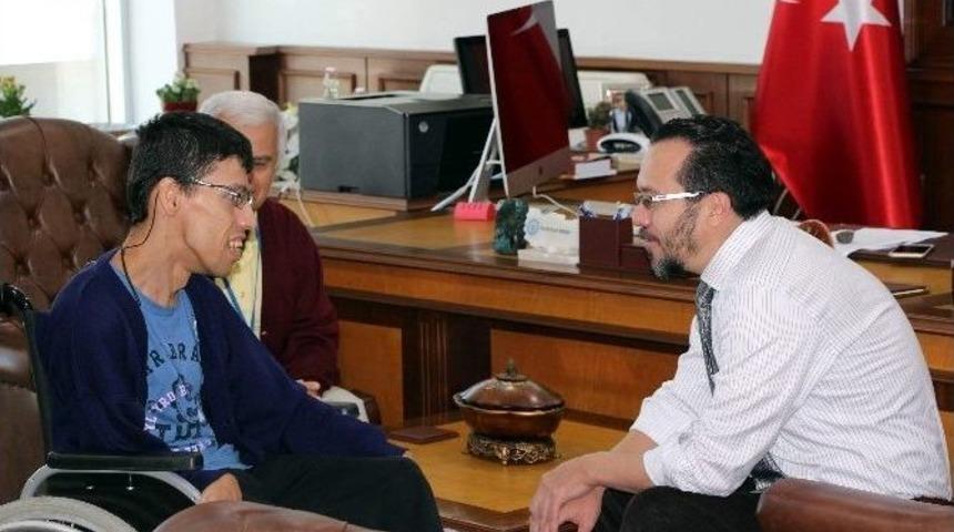 Ad&uuml; Rekt&ouml;r&uuml; Cavit Bircan, Engelli &Ouml;ğrencisini Makamında Ağırladı