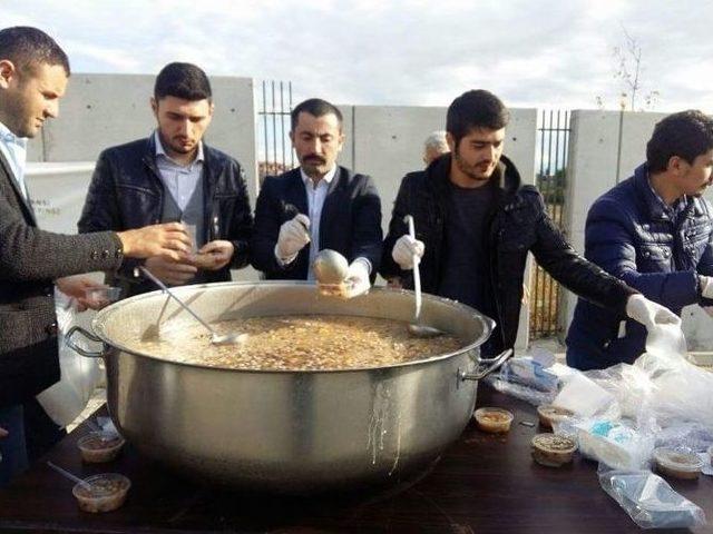 Ak Parti Gençlik Kolları Nkü’lü Öğrencilere Aşure Dağıttı