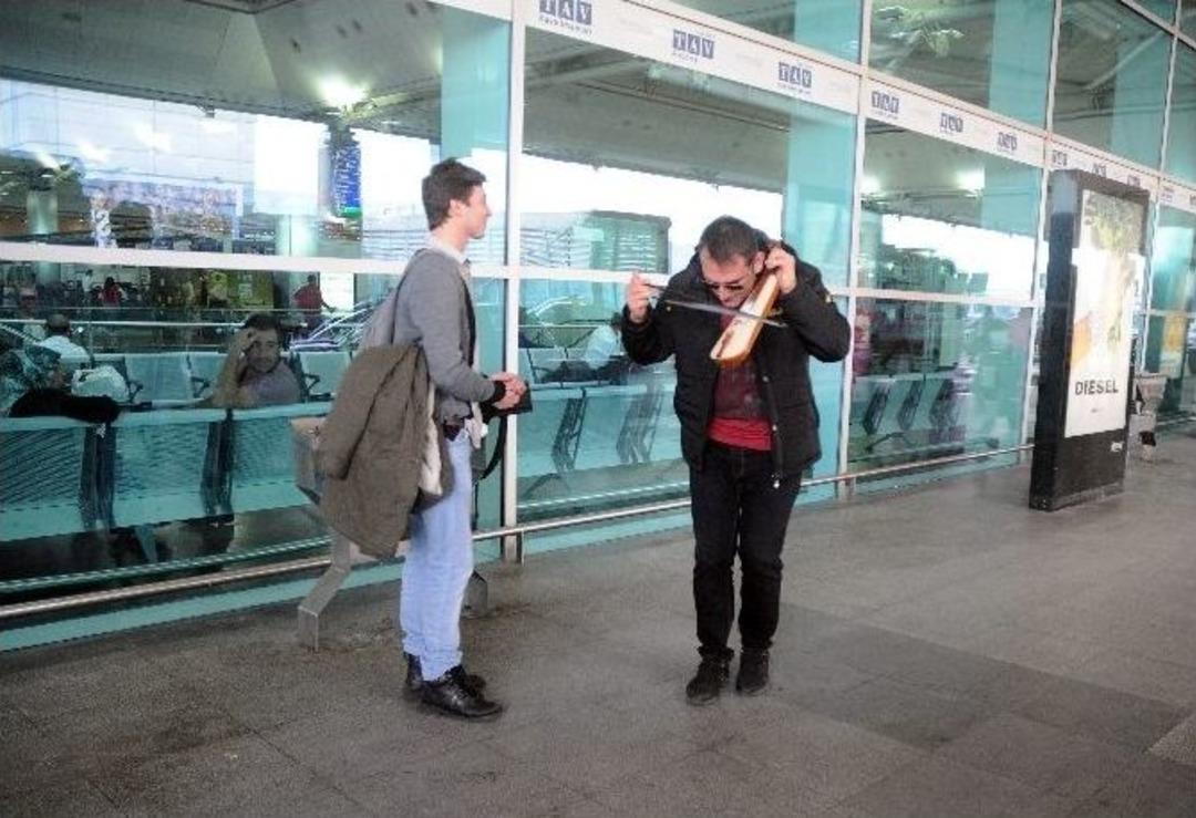 (&ouml;zel Haber) Eşi Doğum Yapan Babadan Havalimanında Kemen&ccedil;eli Kutlama