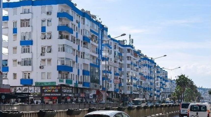 Antalya’da Binalar Mavi-beyaz Oluyor