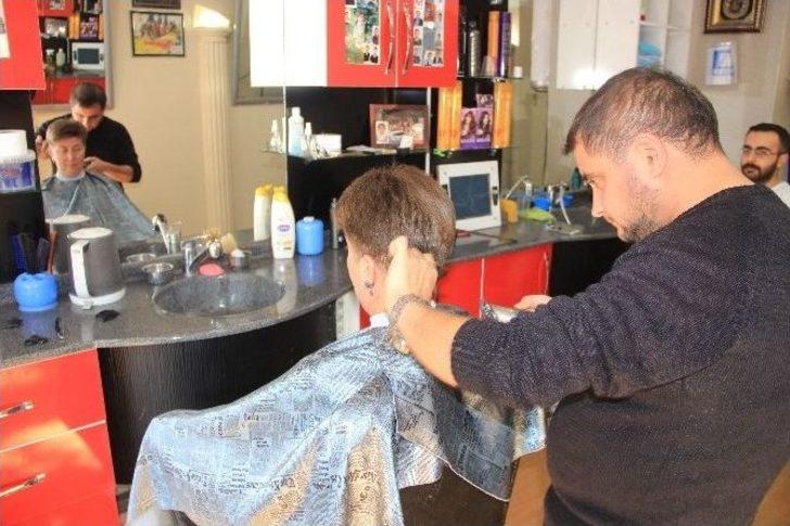7 Yıldır Erkek Berberine Tıraş Oluyor G1