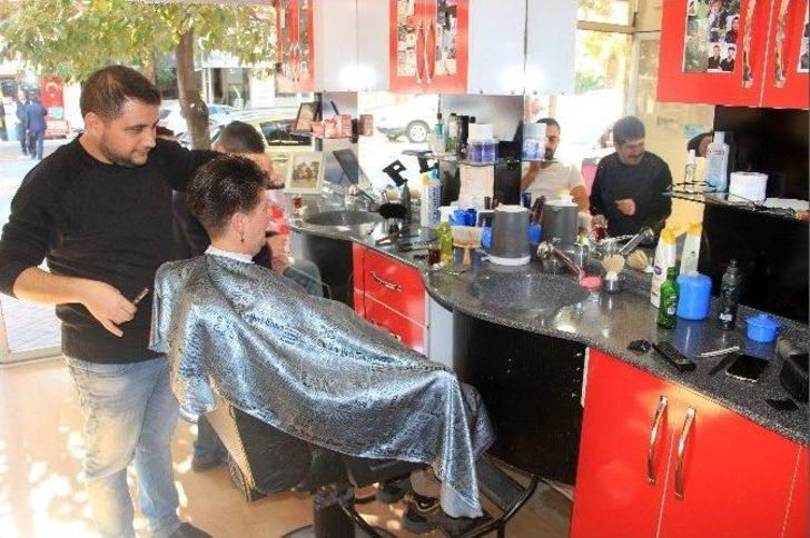 7 Yıldır Erkek Berberine Tıraş Oluyor G4