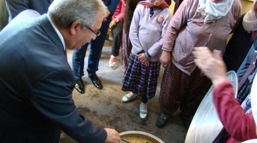 Vali, Halka Aşure İkram Etti