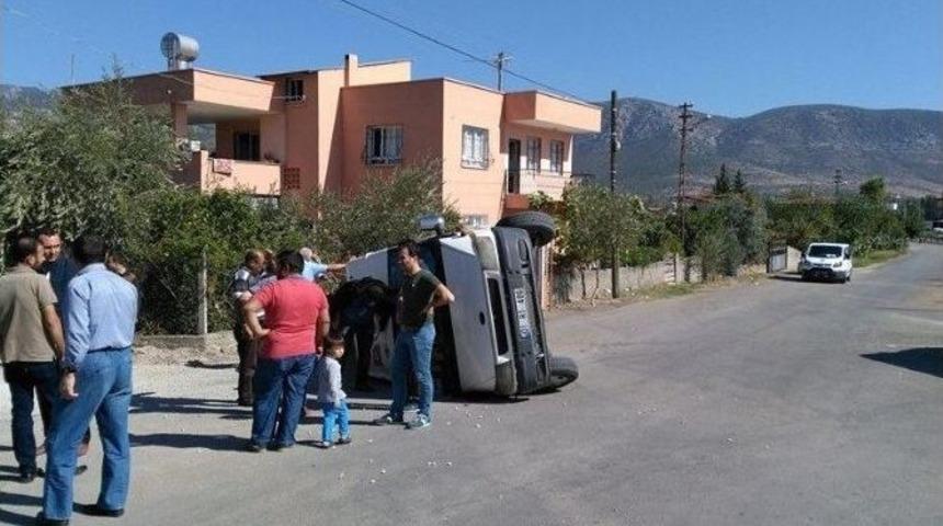 &Ouml;ğrenci Servisi İle Cezaevi Minib&uuml;s&uuml; Kaza Yaptı: 5 Yaralı