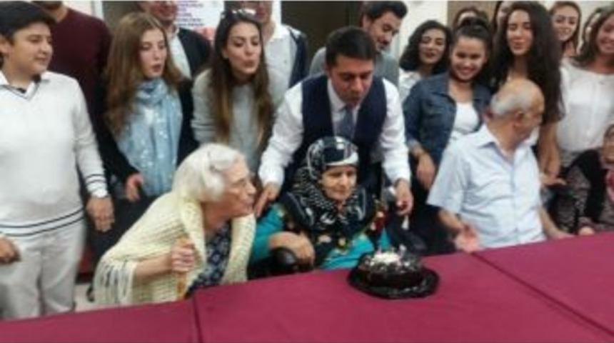 Huzurevinde Anlamlı Kutlama