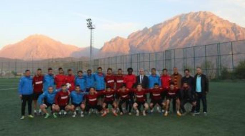 Vali Toprak&rsquo;tan Hakkarisporlu Futbolculara Ziyaret