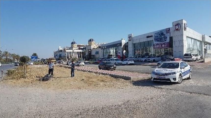 Otomobil Motosiklete &Ccedil;arpıp Ka&ccedil;tı: 2 Yaralı