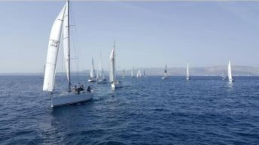 &Ccedil;eşme&rsquo;de Sonbahar Trofesi R&uuml;zgara Rağmen Heyecanla Başladı