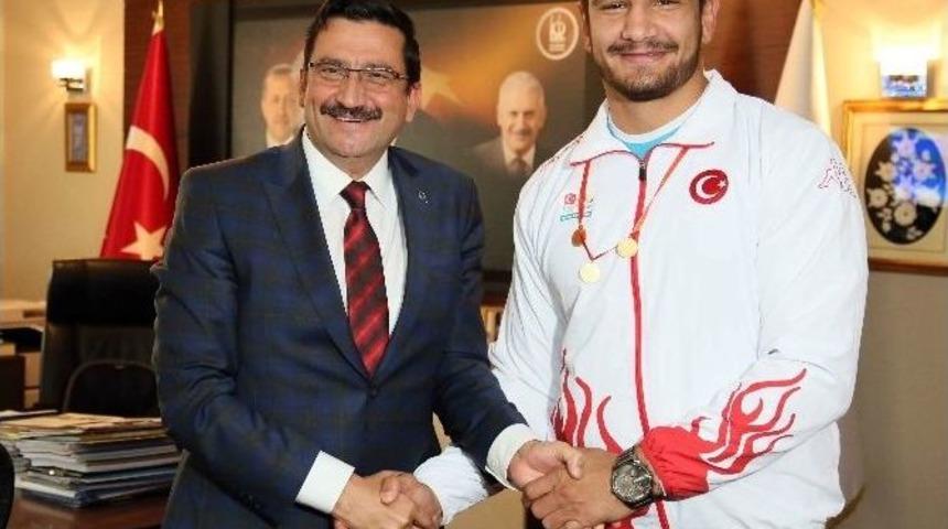 Olimpiyat Ve D&uuml;nya Şampiyonu Sporcular Ke&ccedil;i&ouml;ren&rsquo;de
