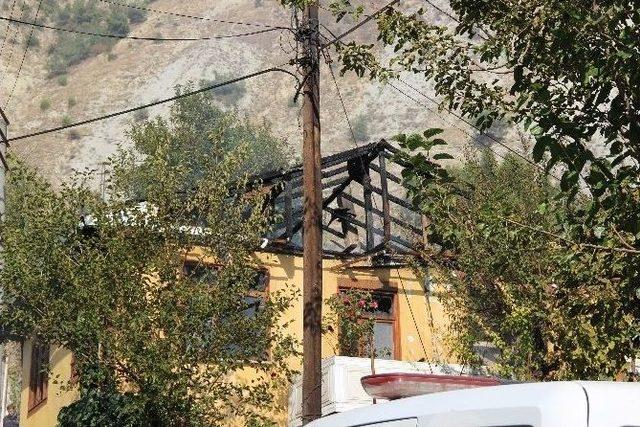 Karab&uuml;k&rsquo;te Ev Yangını 1