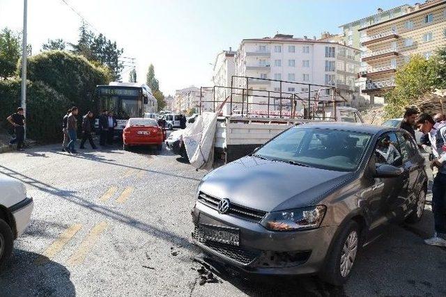 Ego Otob&uuml;s&uuml;yle Otomobil Kafa Kafaya &Ccedil;arpıştı: 2 Yaralı 2