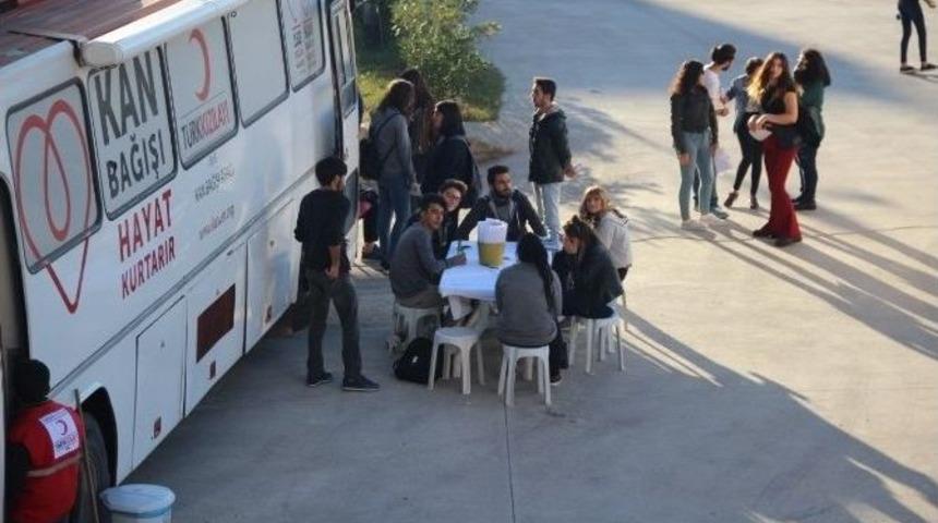 Burhaniye&rsquo;de &Uuml;niversiteliler Kan Bağışladı