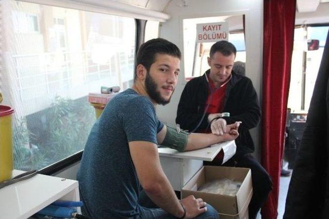 Burhaniye’de Üniversiteliler Kan Bağışladı