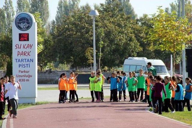 Küçük Öğrencilerden ’atatürk’ün İzinde Cumhuriyet’ Koşusu