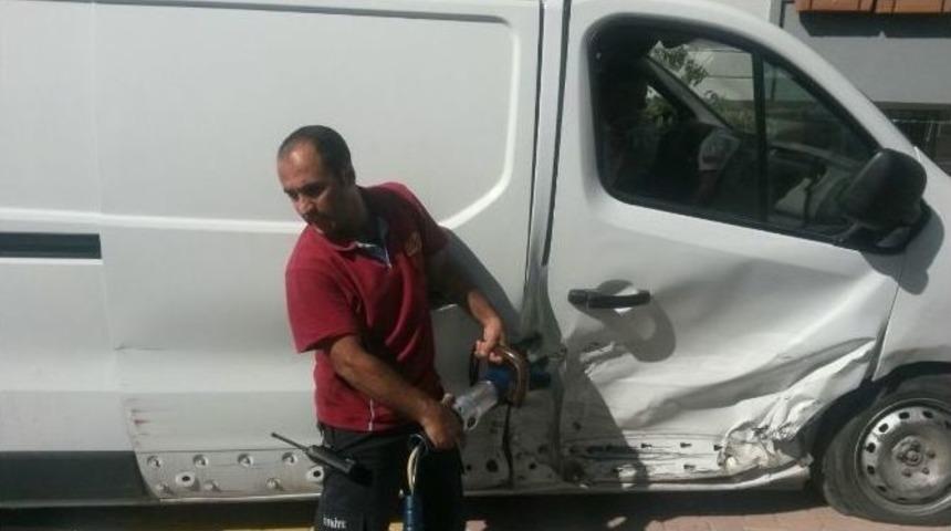 Minib&uuml;s İle Hafif Ticari Ara&ccedil; &Ccedil;arpıştı: 2 Yaralı