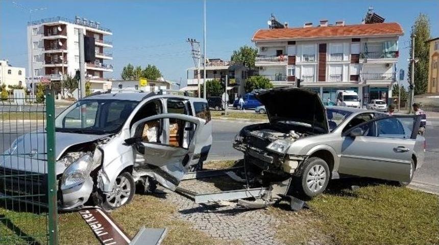 Manavgat&rsquo;ta Trafik Kazası: 3 Yaralı