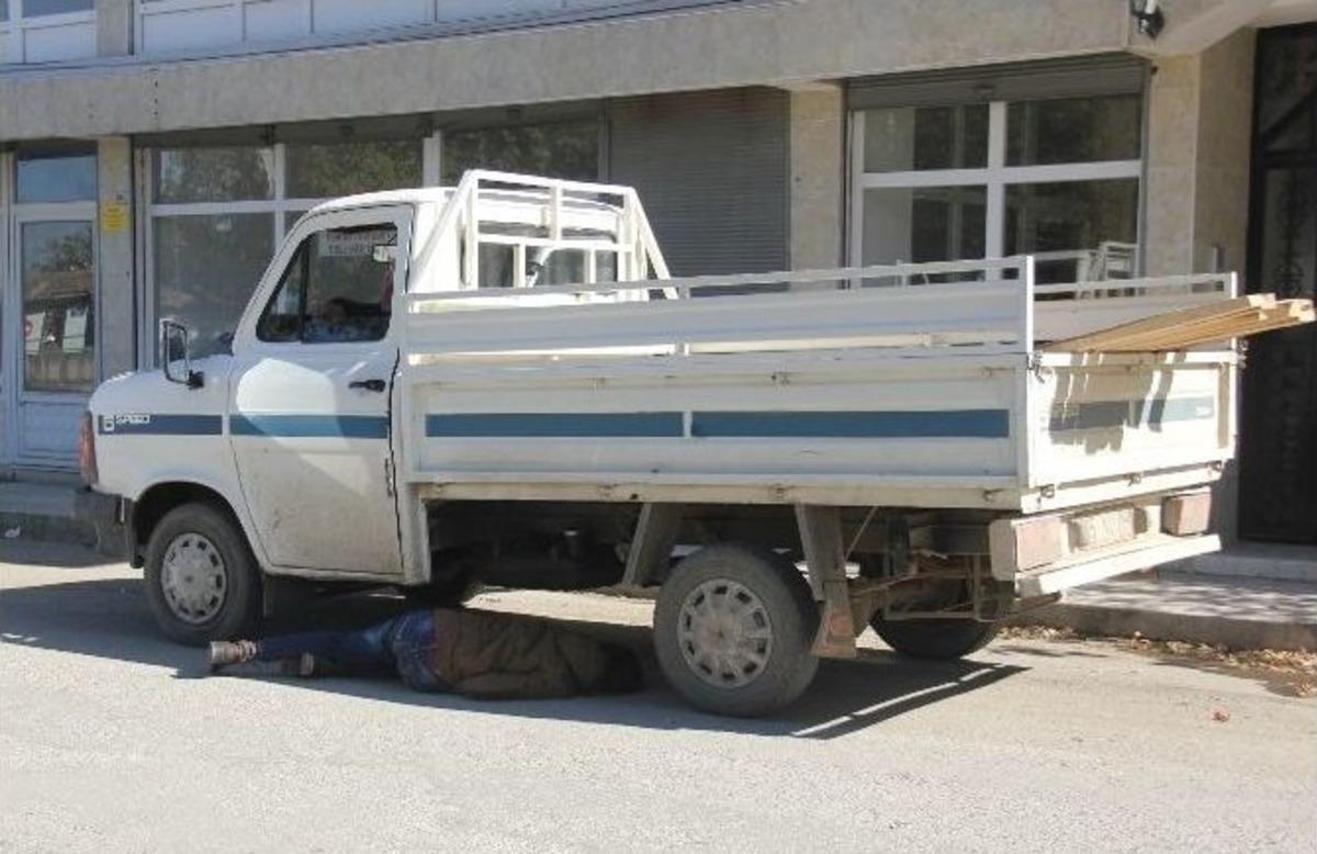 Kamyonetin Altında Baygın Yatan Gen&ccedil;, Polise Zor Anlar Yaşattı