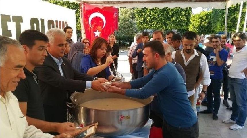 Mhp Adana İl Başkanlığı, Atat&uuml;rk Parkı&rsquo;nda Vatandaşlara Aşure İkramında Bulundu