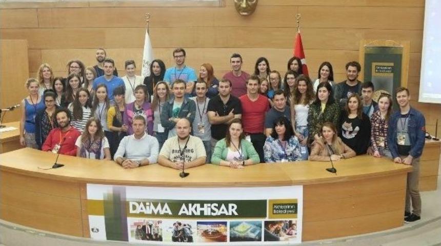 7 &Uuml;lkeden 40 Gen&ccedil; Akhisar&rsquo;da Zeytin Toplayacak