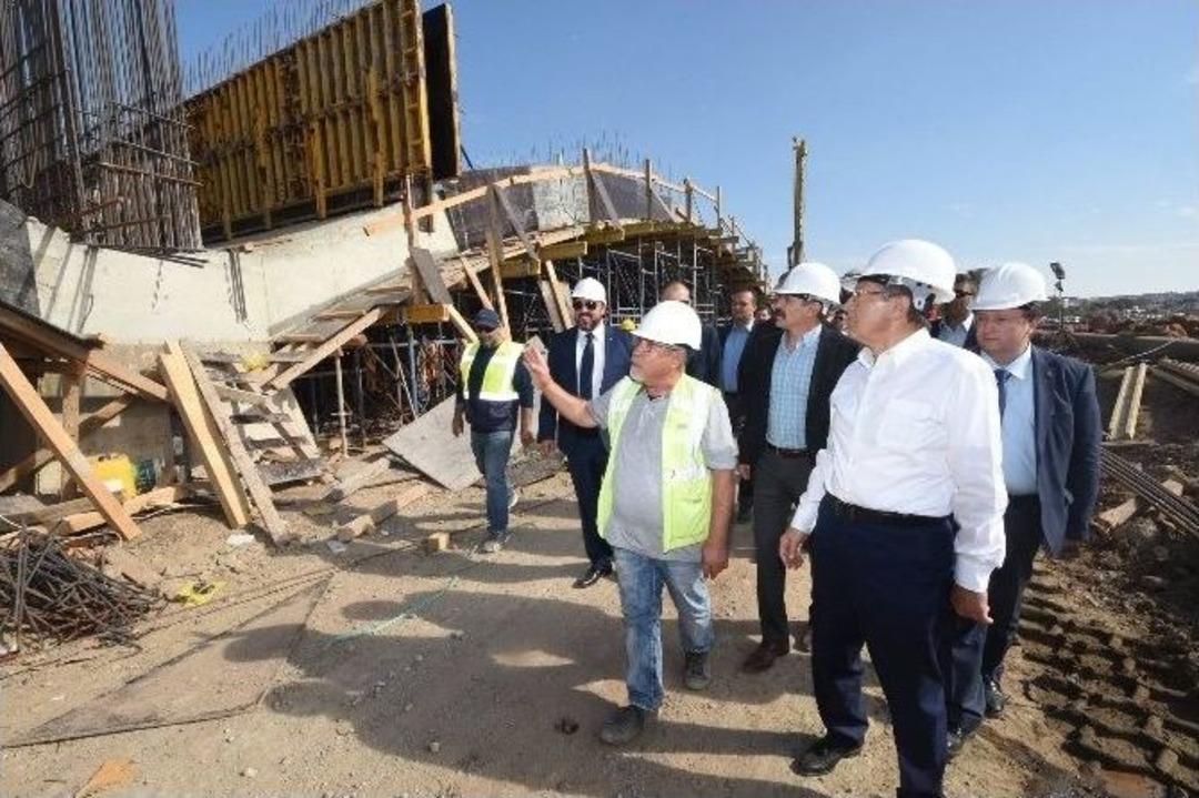 Başkan Uğur, Cunda K&ouml;pr&uuml;s&uuml; İnşaatını İnceledi
