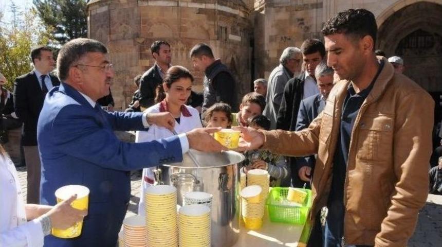 Niğde Belediyesi 40 Bin Kişiye Aşure Dağıttı
