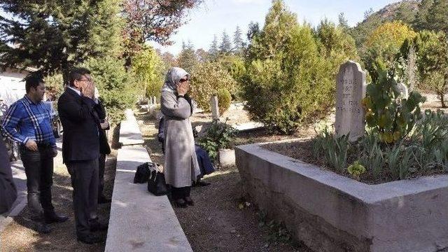 Ahmet Davutoğlu, Kayınvalidesinin Kabrini Ziyaret Etti