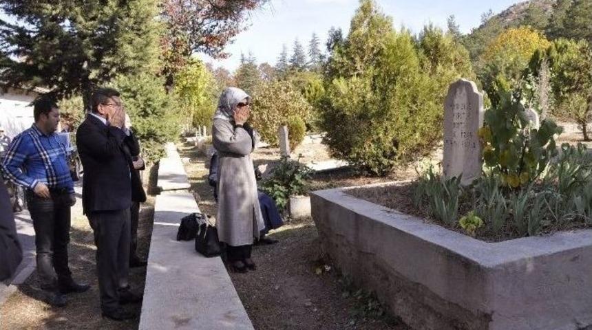 Ahmet Davutoğlu, Kayınvalidesinin Kabrini Ziyaret Etti