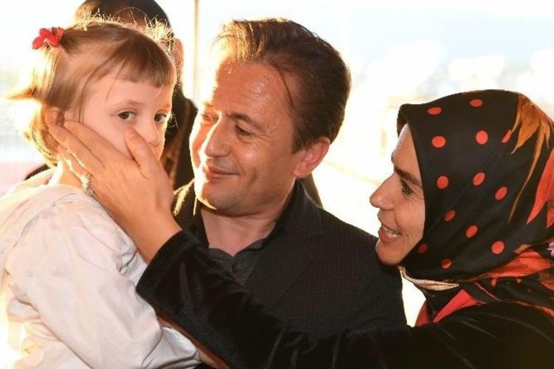 Başkan Yazıcı Ve Eşi, Tuzla&rsquo;dan Hatay&rsquo;a G&ouml;n&uuml;l K&ouml;pr&uuml;s&uuml; Kurdu