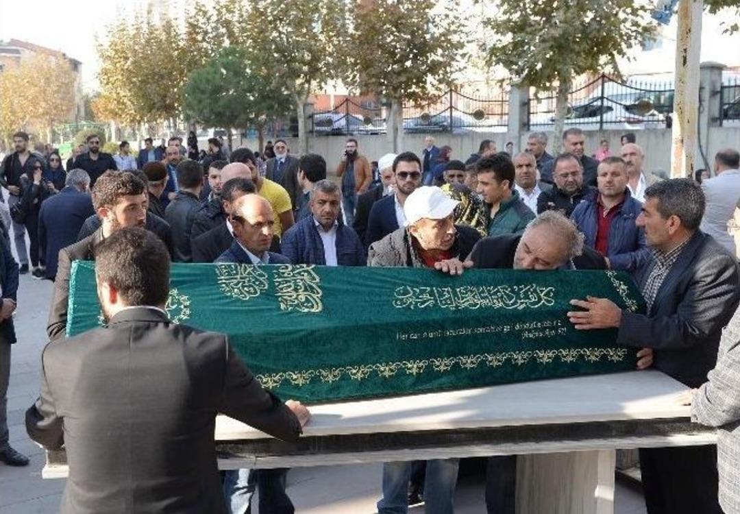 Gen&ccedil; Futbolcu G&ouml;zyaşlarıyla Son Yolculuğuna Uğurlandı