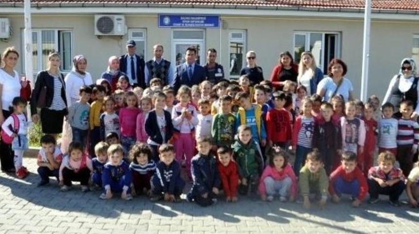 Salihli&rsquo;de Minikler Hayvan Barınağına Ziyaret