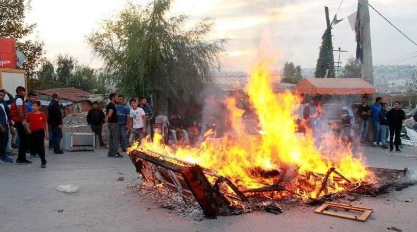 Ateş Yakıp Yolu Trafiğe Kapattılar