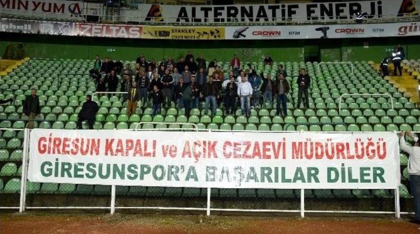 Mahkumlar Stadyumda Ma&ccedil; Seyretti