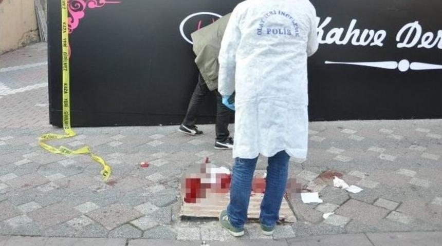 Sokak Ortasında Bı&ccedil;aklı Kavga: 3 Yaralı