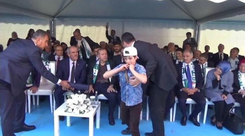 Esat Aleyhine Slogan Attı, Cumhurbaşkanı Erdoğan&rsquo;a Sarıldı