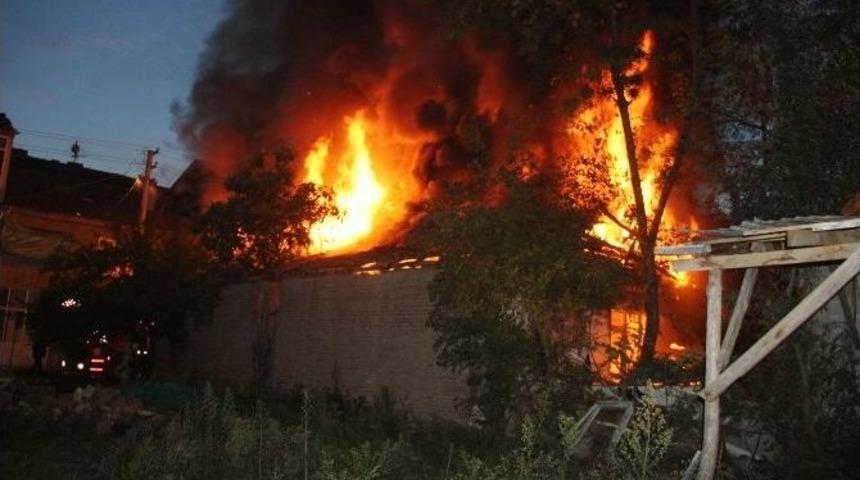 Tek Katlı Ev Alevlere Teslim Oldu
