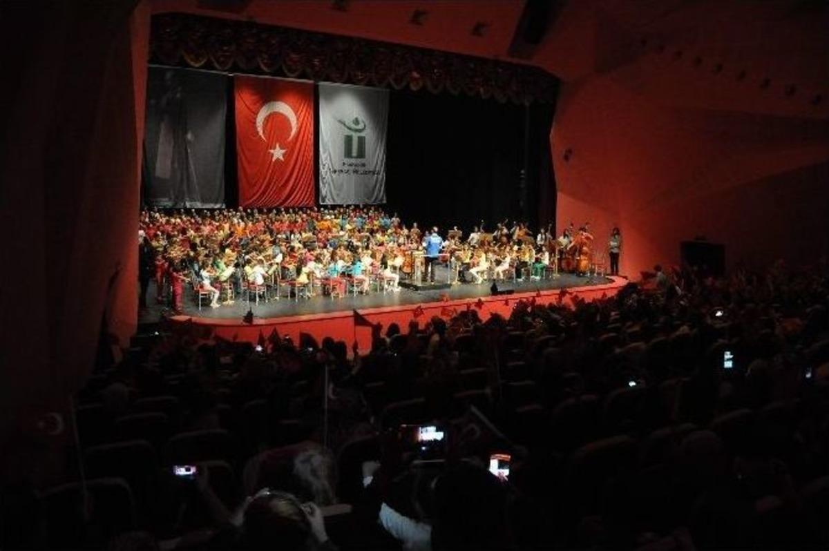 &Ccedil;ocuk Senfoni Orkestrası &lsquo;cumhuriyet Konseri&rsquo; İle İzleyenleri B&uuml;y&uuml;ledi