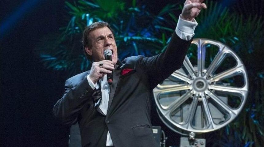 &Ouml;d&uuml;l Gecesinde Robert Davi Performansı S&uuml;rprizi