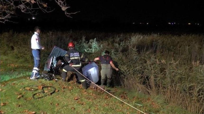 Otomobil İkiye B&ouml;l&uuml;nd&uuml;, İtfaiye Sazlıkların Arasında Yaralı Aradı