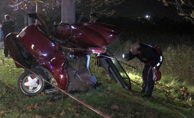 Otomobil İkiye Bölündü, İtfaiye Sazlıkların Arasında Yaralı Aradı