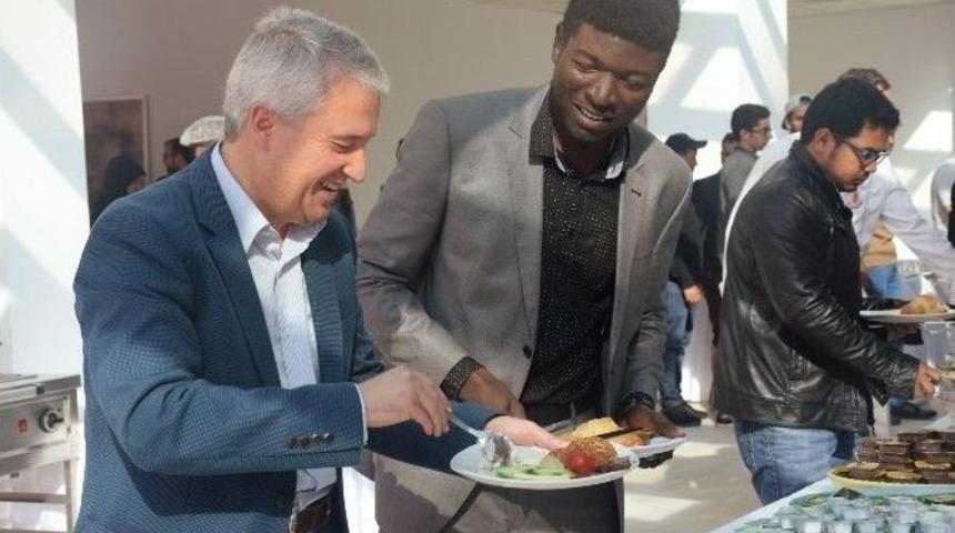 Rekt&ouml;r G&uuml;ndoğan Yabancı Uyruklu &Ouml;ğrencilerle Kahvaltıda Buluştu