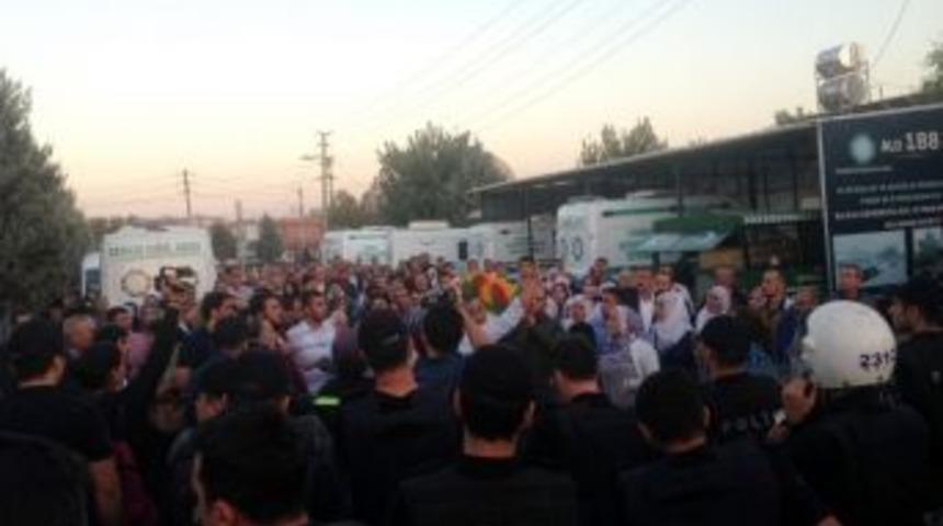 Ter&ouml;rist Fotoğrafı Taşıyan 3 Kişi G&ouml;zaltına Alındı