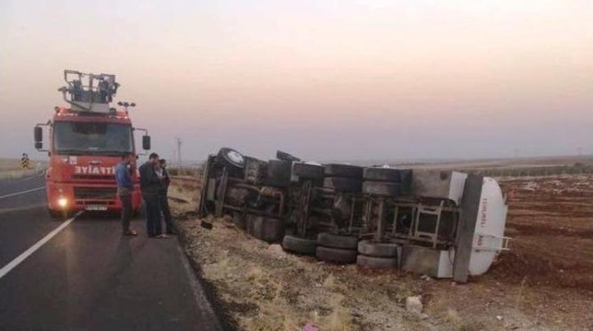 Şanlıurfa&rsquo;da Yakıt Tankeri Devrildi