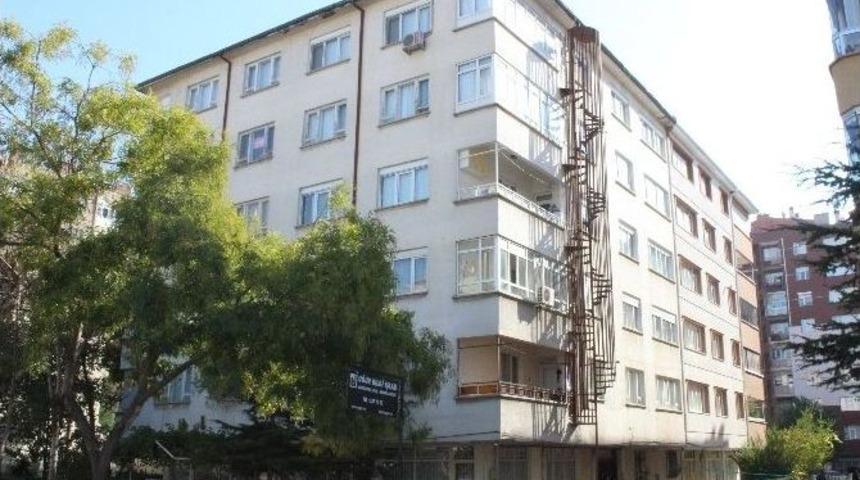 Boşaltılan Apartman Sakinlerinin Endişeli Bekleyişi S&uuml;r&uuml;yor