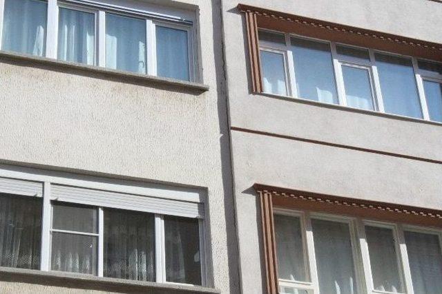 Boşaltılan Apartman Sakinlerinin Endişeli Bekleyişi Sürüyor