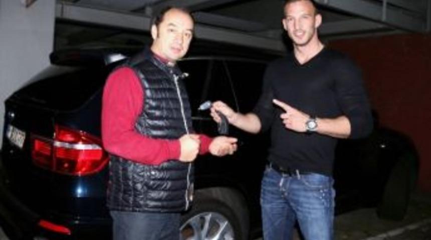 Alman Sporcu T&uuml;rk Antren&ouml;re Araba Hediye Etti