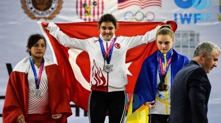 Ayşeg&uuml;l &Ccedil;akın Yıldızlar D&uuml;nya Şampiyonu