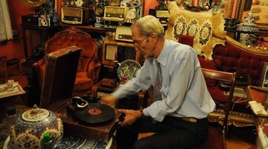 Hobi Olarak Başladı, Evinin Salonunu M&uuml;zeye &Ccedil;evirdi