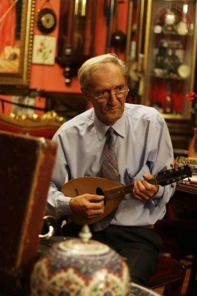 Hobi Olarak Başladı, Evinin Salonunu M&uuml;zeye &Ccedil;evirdi 1