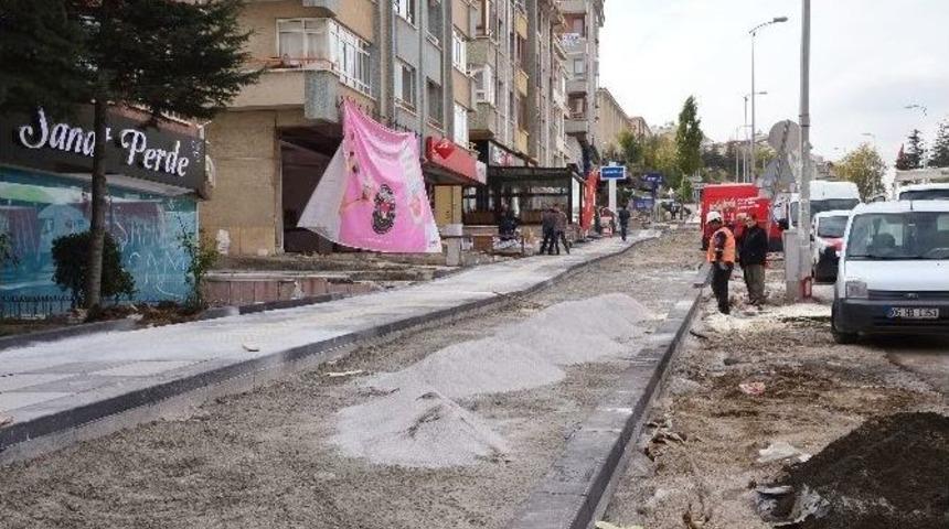 Dikmen Caddesi&rsquo;nde Kaldırım &Ccedil;alışmaları Devam Ediyor