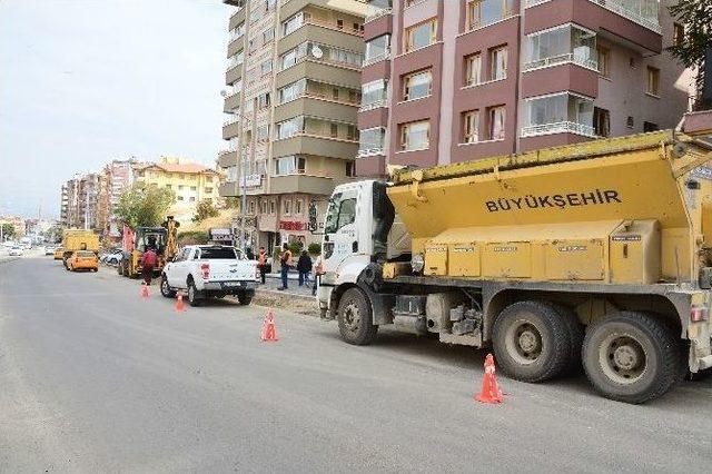 Dikmen Caddesi’nde Kaldırım Çalışmaları Devam Ediyor 1